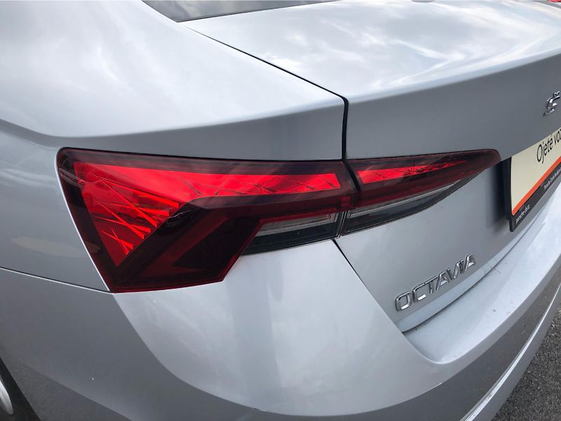 Škoda Octavia 2.0 TDi AMBITION - fotka 26 z 28