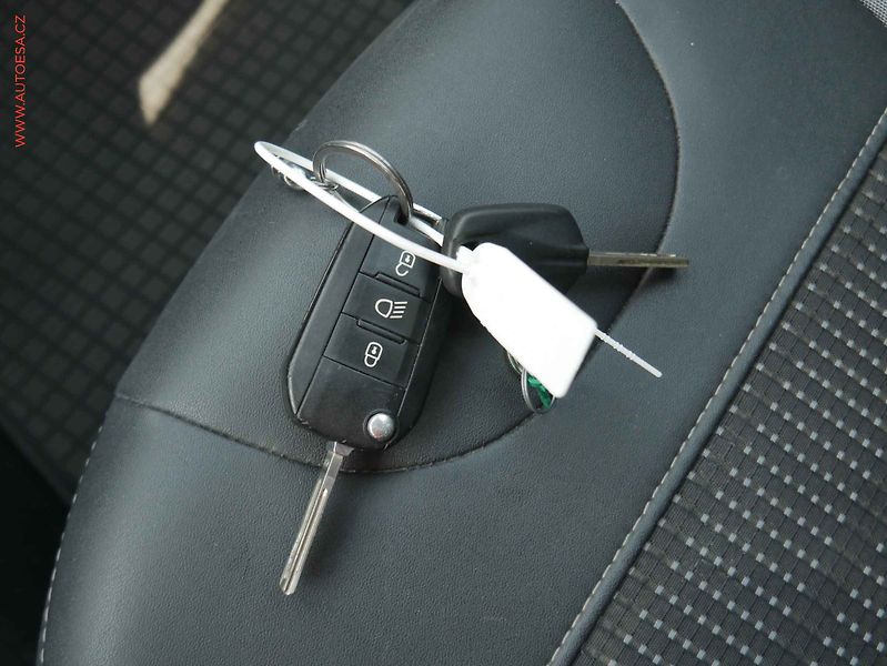 Peugeot 2008 (2016) 1.2PT, 2.maj,ČR, AT - fotka 15 z 15