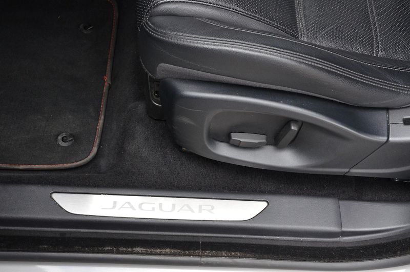 Jaguar E-Pace (2018) 2.0 D 132kW S AWD AT 1.MAJITEL - fotka 18 z 43