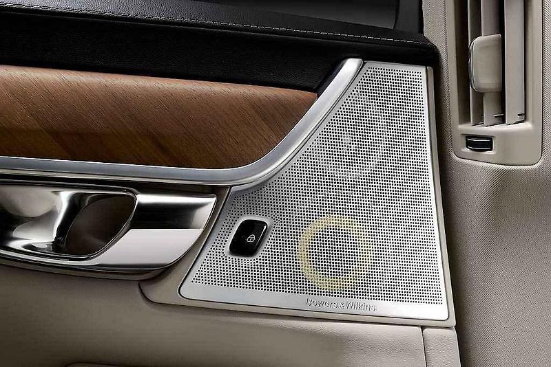Volvo S90.