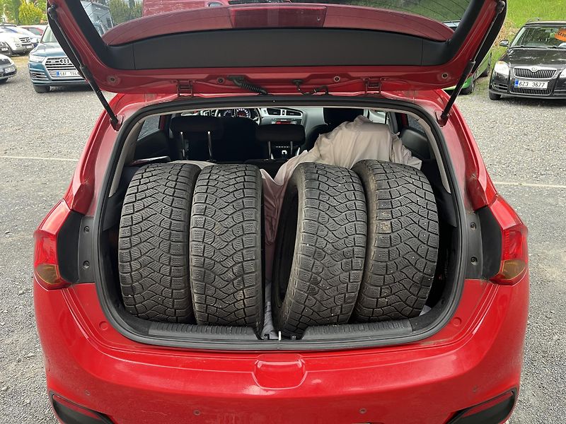 Kia Ceed (2015) 1,6 GDi 99 Kw ČR!!! - fotka 16 z 19