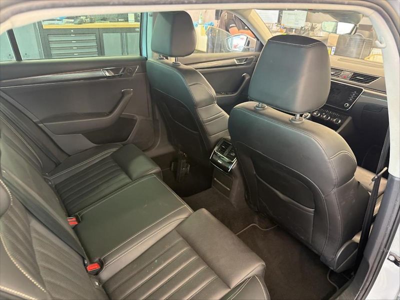 Škoda Superb 2,0 TDI TAŽNÉ PANORAMA KŮŽE - fotka 6 z 9