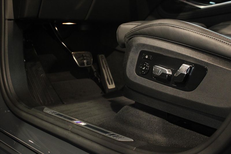 BMW X7 xDrive40d M Sport DAProf/ExDrP - fotka 13 z 43