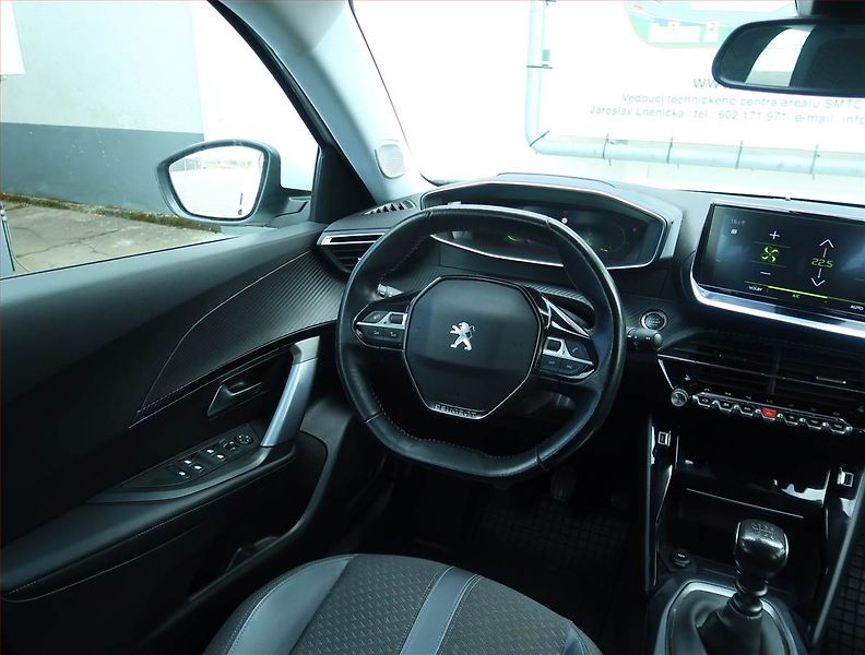 Peugeot 2008 (2020) Allure 1.2 PureTech, ČR,1.maj - fotka 7 z 23