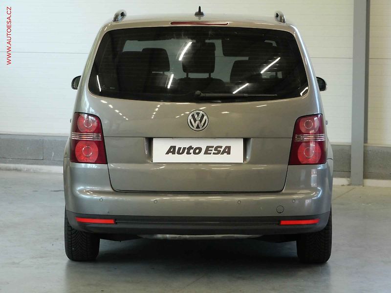 Volkswagen Touran (2008) 1.6i - fotka 5 z 22
