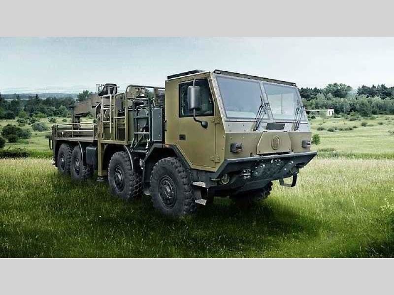 Tatra Force 8x8 – vozidlo pro přepravu potrubí.