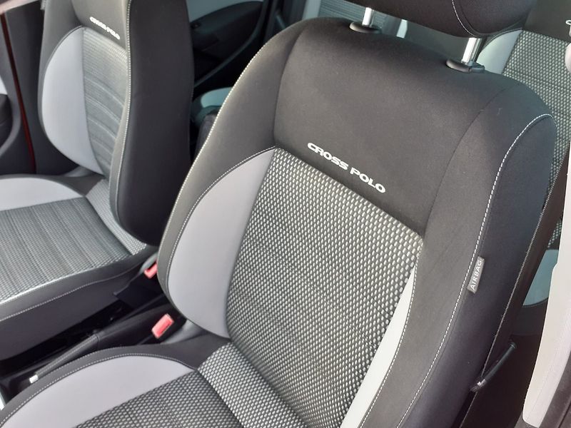 Volkswagen Polo (2012) 1.2 HTP CROSS - fotka 14 z 35