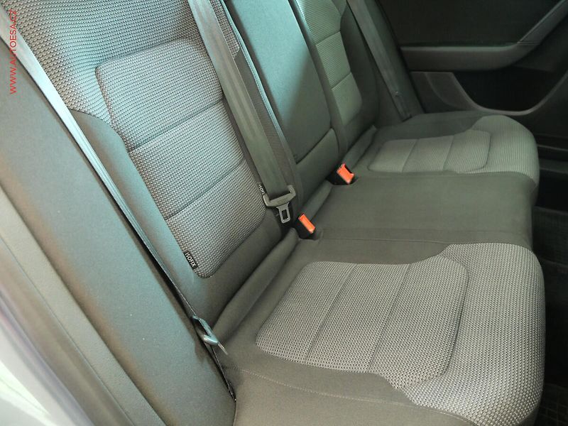 Volkswagen Passat (2012) 2.0 TDI, ČR, servis.kniha - fotka 12 z 20