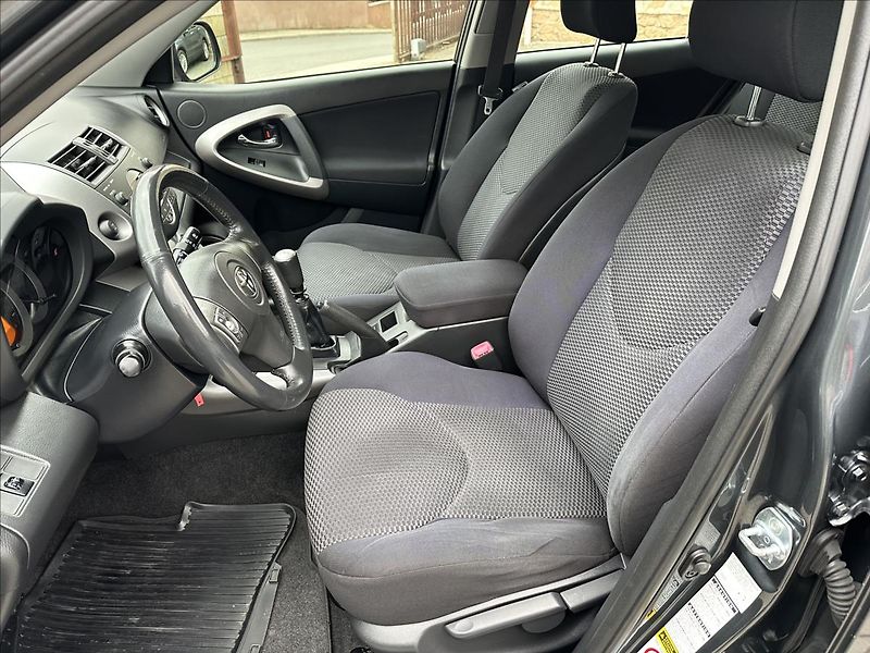Toyota RAV4 2,2 D-4D BEZ KOROZE PO SERVISE - fotka 12 z 21