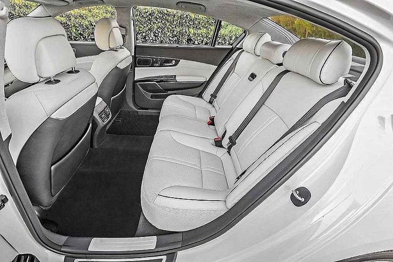 Kia K900.