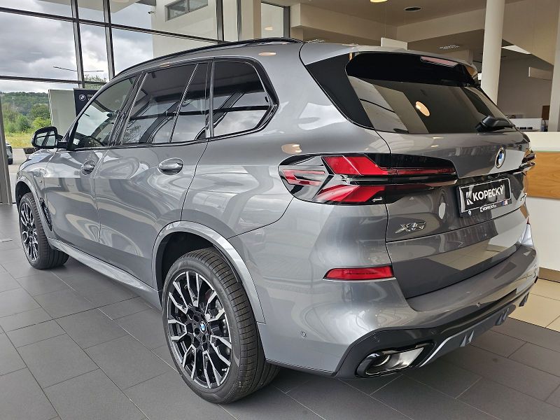 BMW X5 xDrive30d - fotka 3 z 38