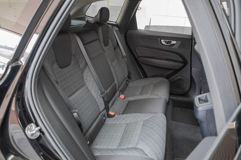 Volvo XC60 B4 ESSENTIAL*TAŽNÉ*KAMERA*DPH* - fotka 13 z 34