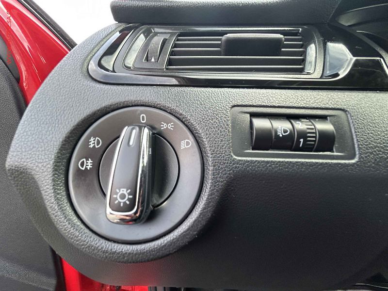 Škoda Rapid (2014) 1.2TSI, ČR, Xenon, panor. - fotka 13 z 17