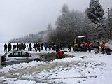 Hasiči vyprošťovali osobní automobil Toyota RAV4 rakouského řidiče, který se ve středu 13. ledna probořil ledem do Lipna při jízdě po zamrzlé hladině vodní nádrže mezi Frymburkem a Frýdavou.