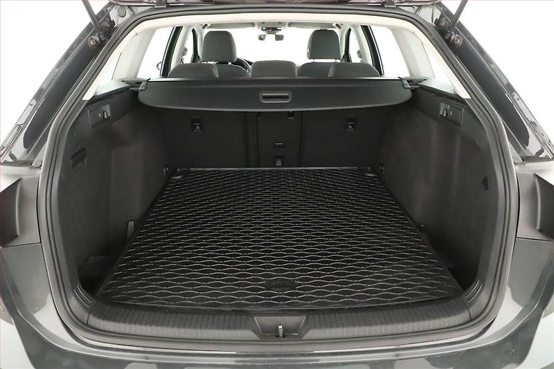 Volkswagen Golf (2021) 2.0 TDI, Navi, Tempomat - fotka 19 z 20