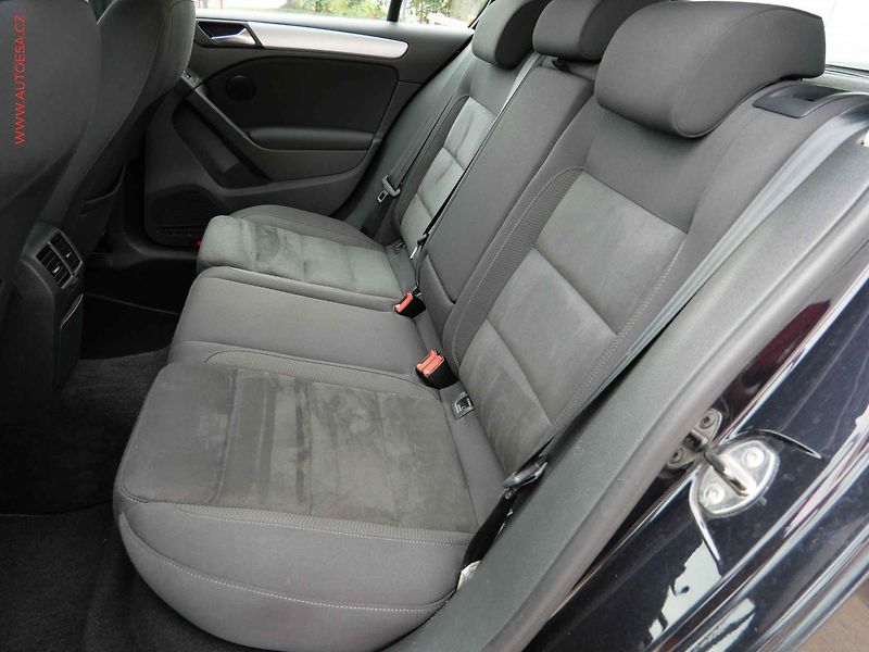 Volkswagen Golf (2010) 1.6TDi, Highline, DSG - fotka 10 z 18