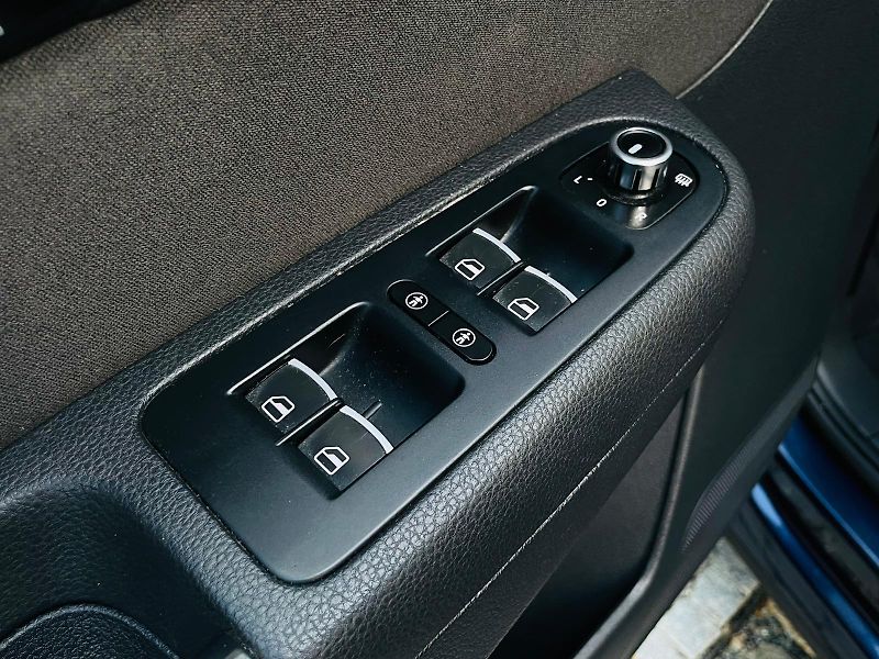 Seat Alhambra 2.0TDI MANUÁL SERVISKA TAŽNÉ - fotka 34 z 51