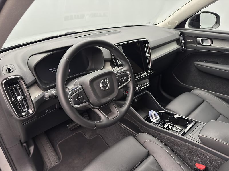 Volvo XC40 B4 DARK PLUS AUT CZ 1.maj - fotka 24 z 46
