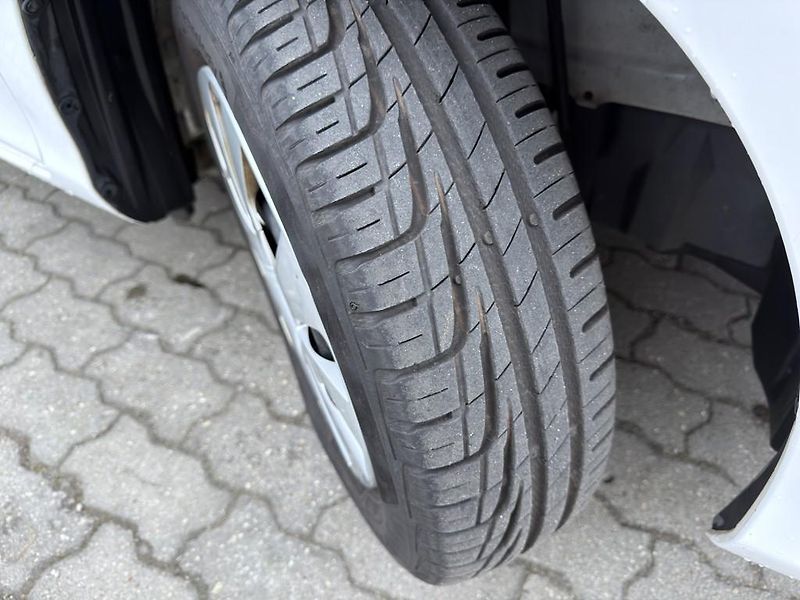 Toyota Yaris 1.5i 82 kW navi. serviska - fotka 20 z 21