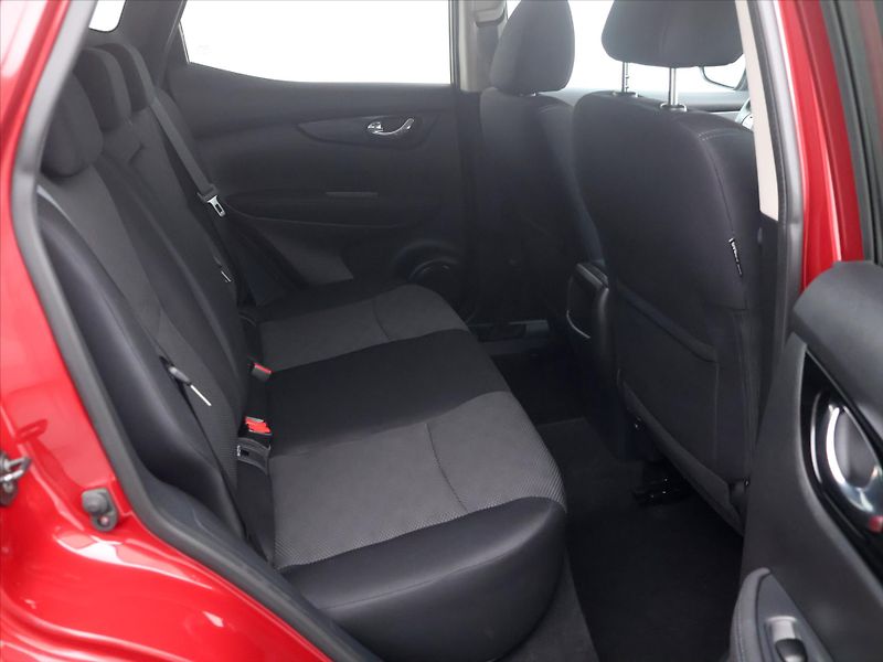 Nissan Qashqai 1,2 DIG-T 85 kW N-Connecta - fotka 12 z 31