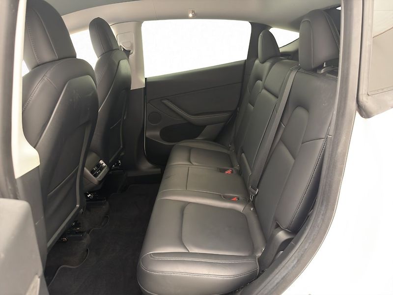 Tesla Model Y Long Range AWD - fotka 26 z 29