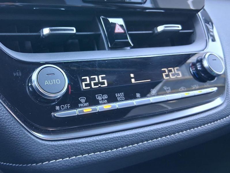 Toyota Corolla GR DYNAMIC 2.0 Hyb. 144 kW  - fotka 13 z 29