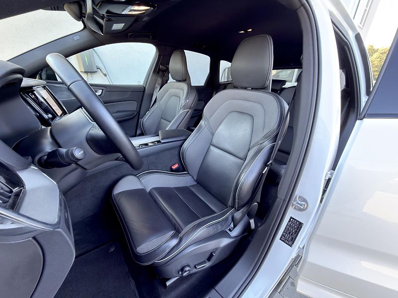 Volvo XC60 B5 AWD // PLUS DARK // 1.maj.  - fotka 10 z 44
