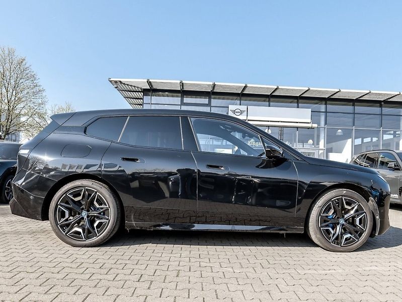 BMW iX xDrive40 Sport Vzduch Pano HuD - fotka 4 z 13