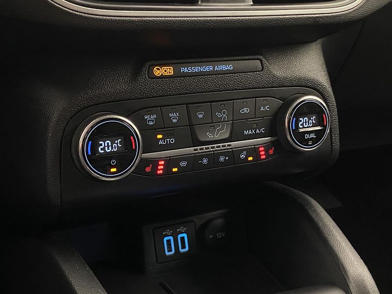 Ford Focus 1.5 ECOBOOST TITANIUM AUT - fotka 27 z 40