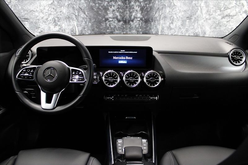 Mercedes-Benz GLA 1,3 200 1.majitel CZ zánovní - fotka 29 z 33