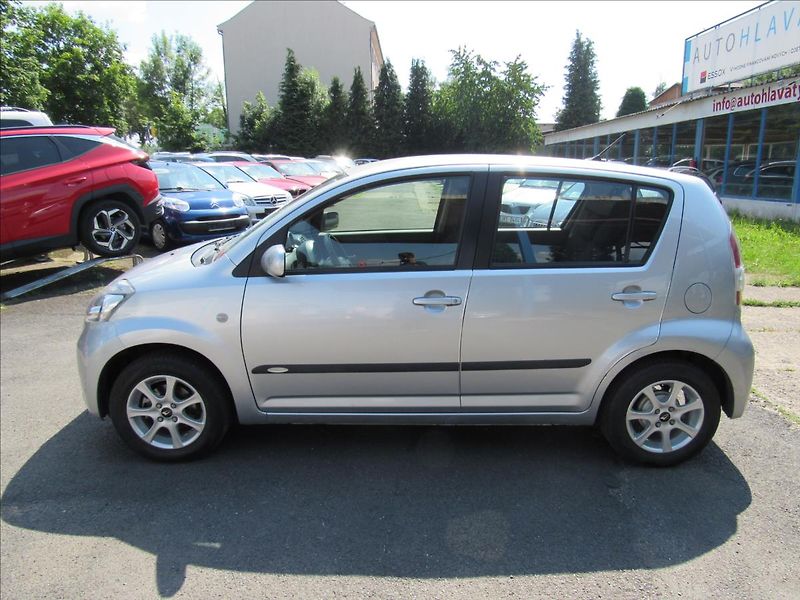 Daihatsu Sirion 1,3 i 64kW - fotka 7 z 29