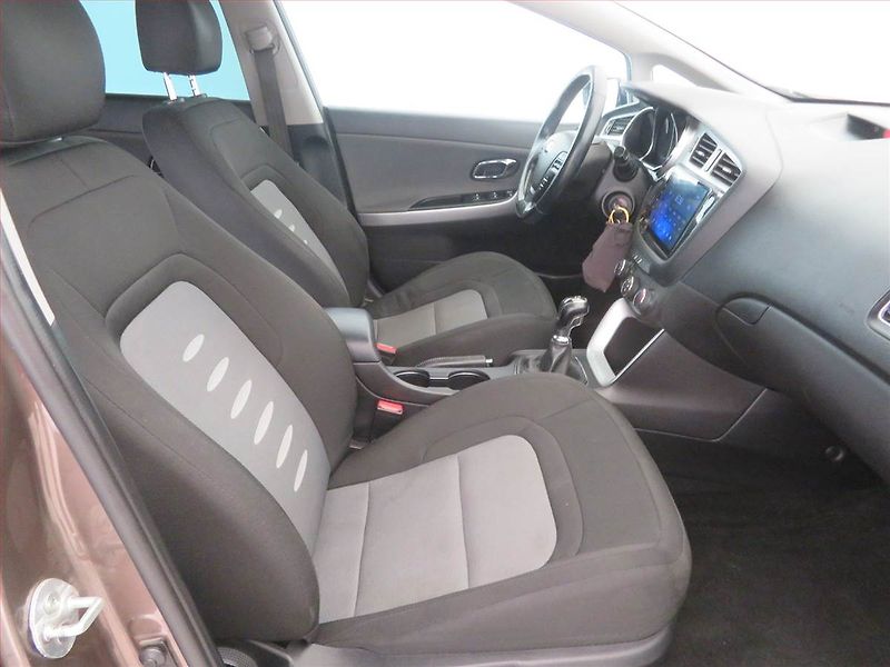 Kia Ceed (2012) 1.4 CVVT, Serv.kniha, Tempomat - fotka 9 z 17