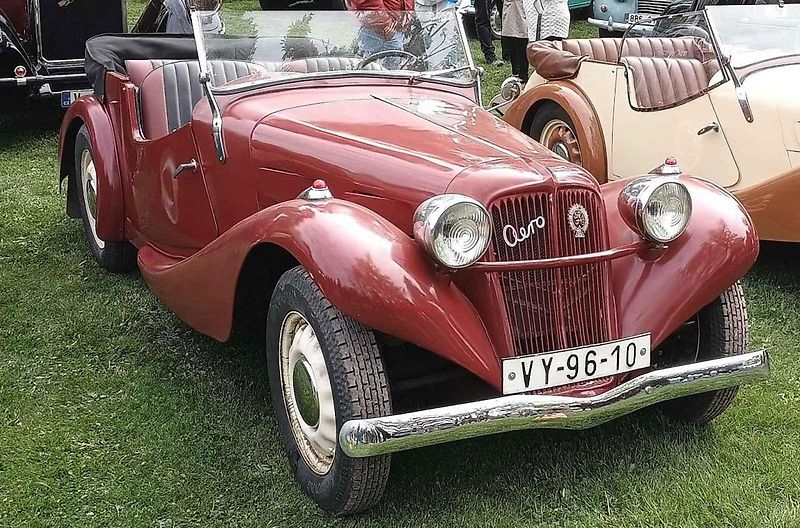 Habrovany cestovaly časem. Park zaplnily historické automobily i motorky.