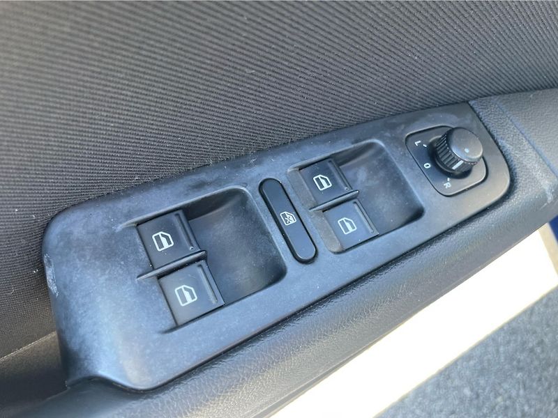 Škoda Superb COMBI 2.0 TDi COMFORTLINE - fotka 14 z 25