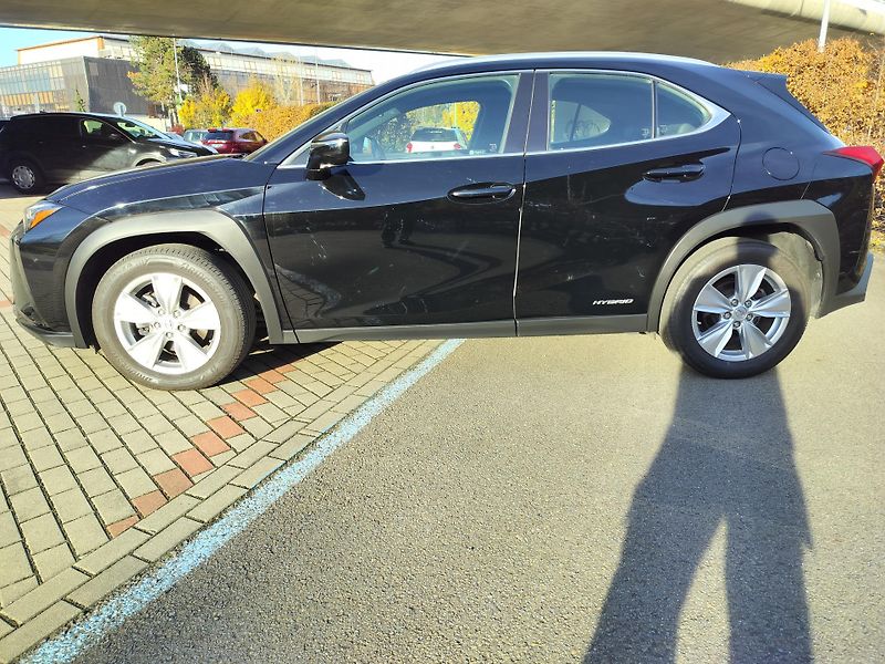 Lexus UX 250h kožené a vyhřívané sedačky - fotka 4 z 21