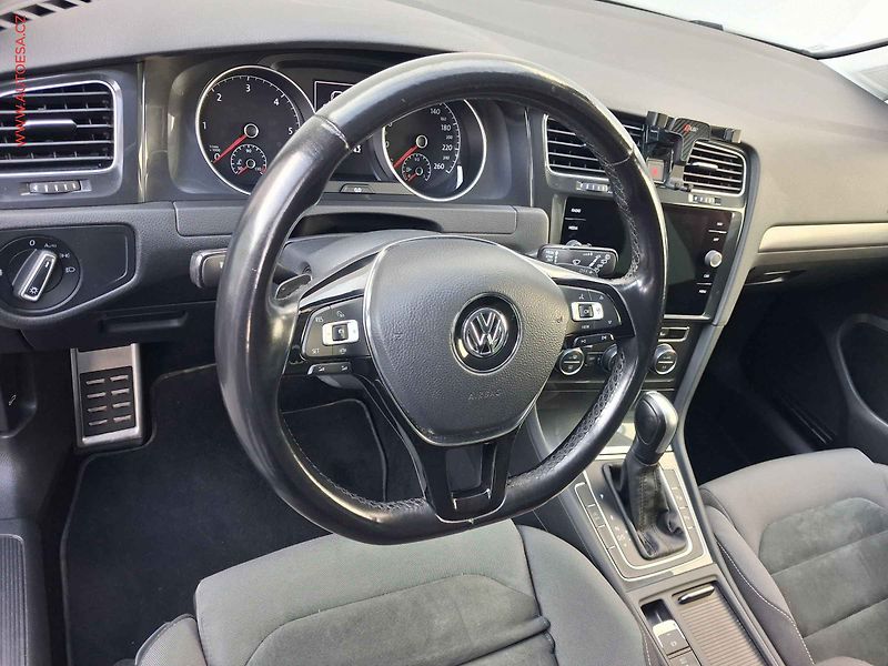 Volkswagen Golf (2020) 2.0 TDi, R-Line, DSG, navi - fotka 13 z 20