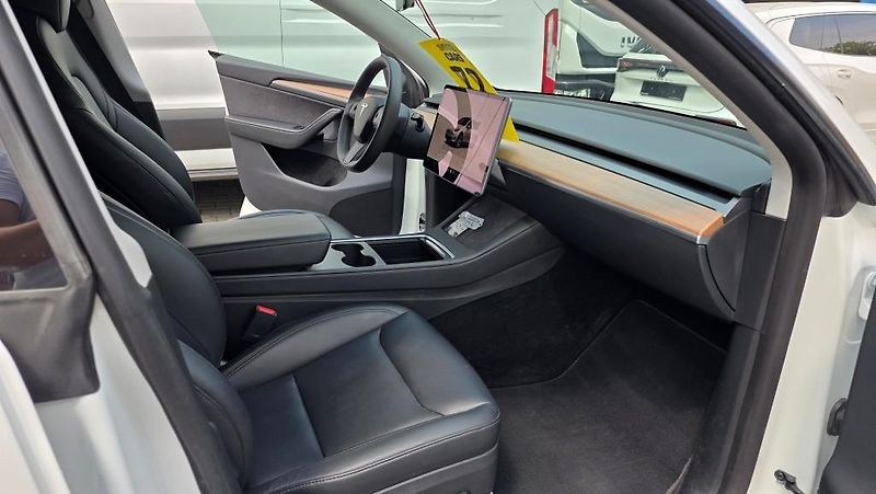 Tesla Model Y (2023) Long Range AWD DE SoH 93,7% TZ - fotka 15 z 34