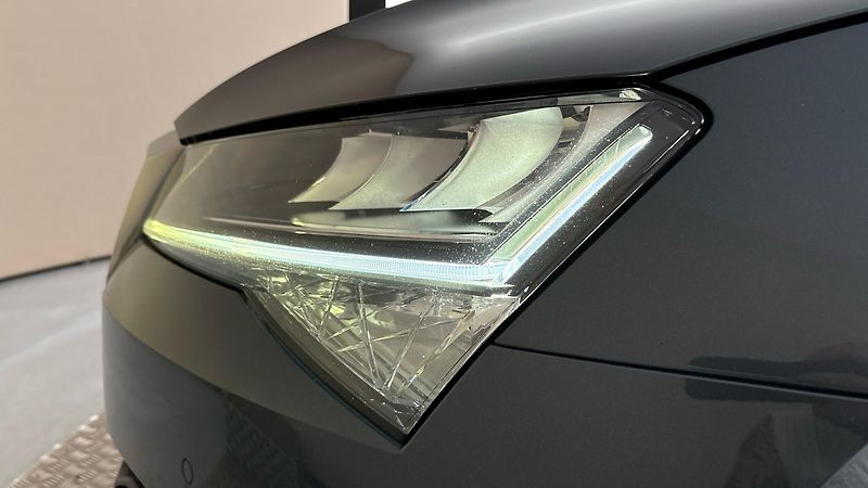 Škoda Superb 2.0 TDI DSG Ambition Combi - fotka 18 z 29