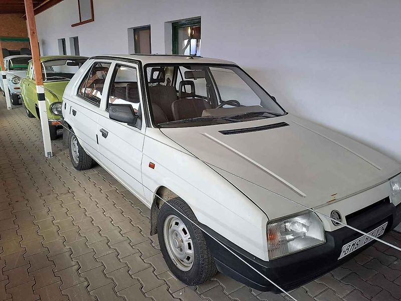 Hasičská plošina HKM 202 rozšířila nedávno vozový park brněnského Retro muzea Na statku. Lidé si při návštěvě mohou prohlédnout i další skvosty.