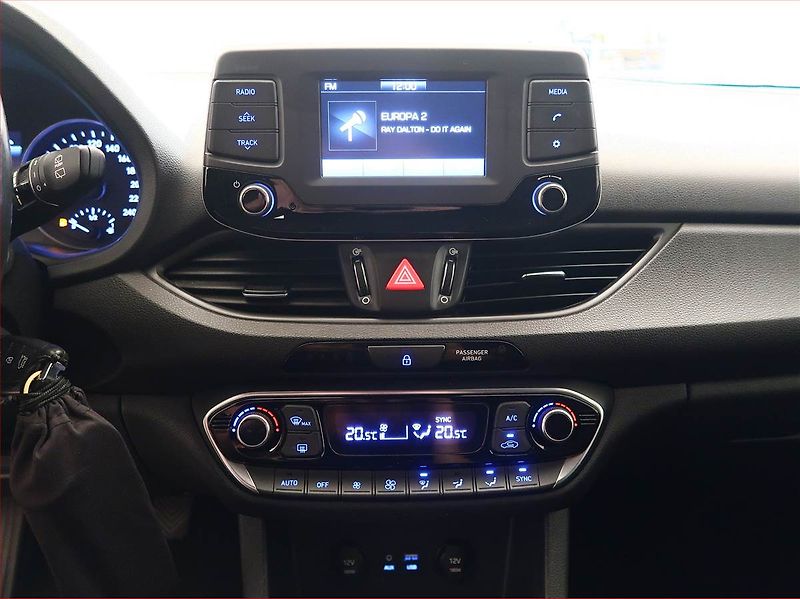 Hyundai i30 (2018) 1.6 CRDi, Tempomat - fotka 12 z 17