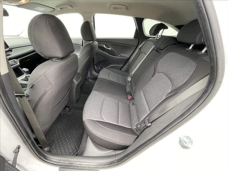 Hyundai i30 1,5 T-GDI Combi Smart PDC - fotka 15 z 23