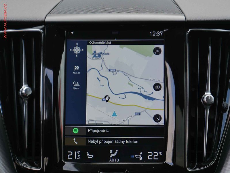 Volvo XC60 (2018) 2.0 T6 4x4, AT, navi, LED - fotka 12 z 19