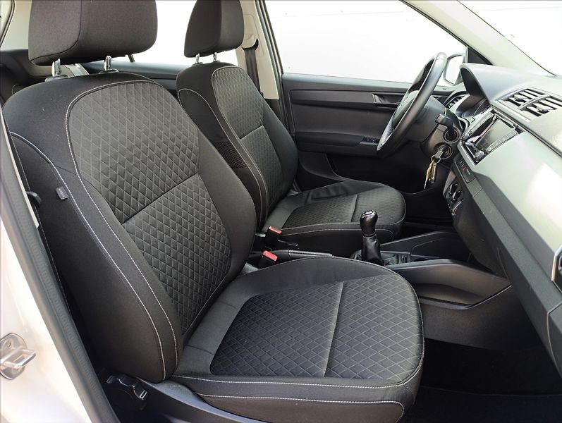 Škoda Fabia 1,0 MPi Klimatizace Tempomat - fotka 27 z 32