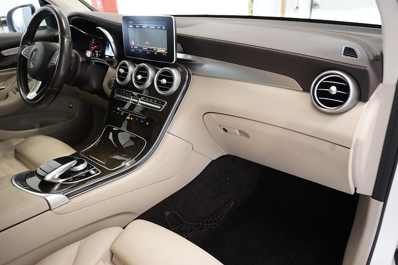 Mercedes-Benz GLC (2018) GLC300 2,0I 4MATIC AMG PACKET - fotka 26 z 27
