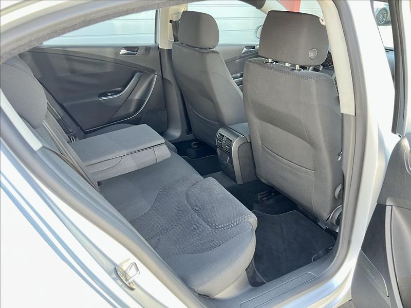 Volkswagen Passat 2,0 FSI  COMFORTLINE - fotka 17 z 28