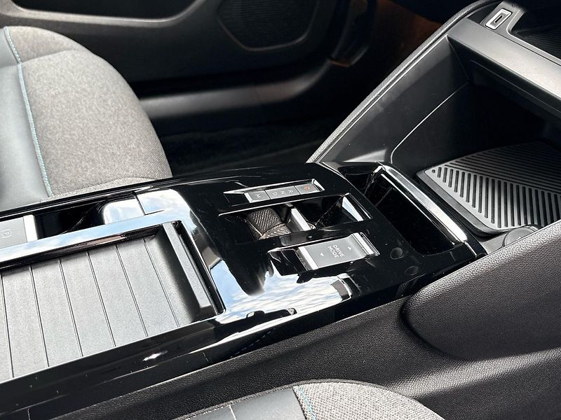 Citroën C4 (2023) Shine 1.2 PureTech 130 EAT8 - fotka 16 z 58