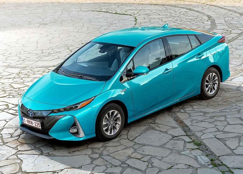 Hybridů do zásuvky, které mají emise pod 50 g CO2 na km, je v Česku přes dvě desítky.