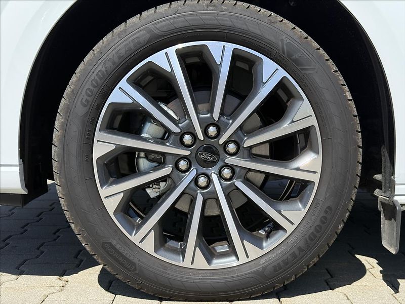 Ford Tourneo Custom 2,5 PHEV 171 kW Titanium L2 - fotka 10 z 26