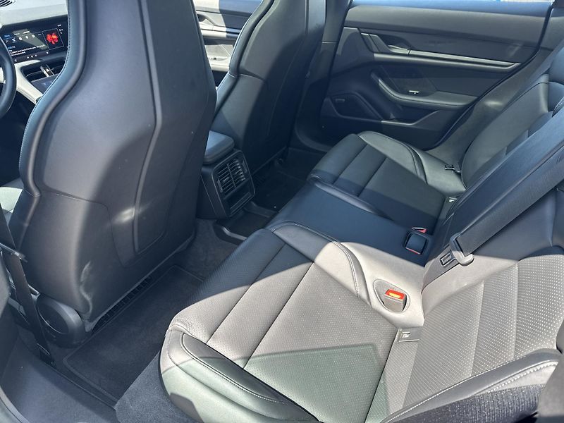 Porsche Taycan Sport Turismo - fotka 21 z 30