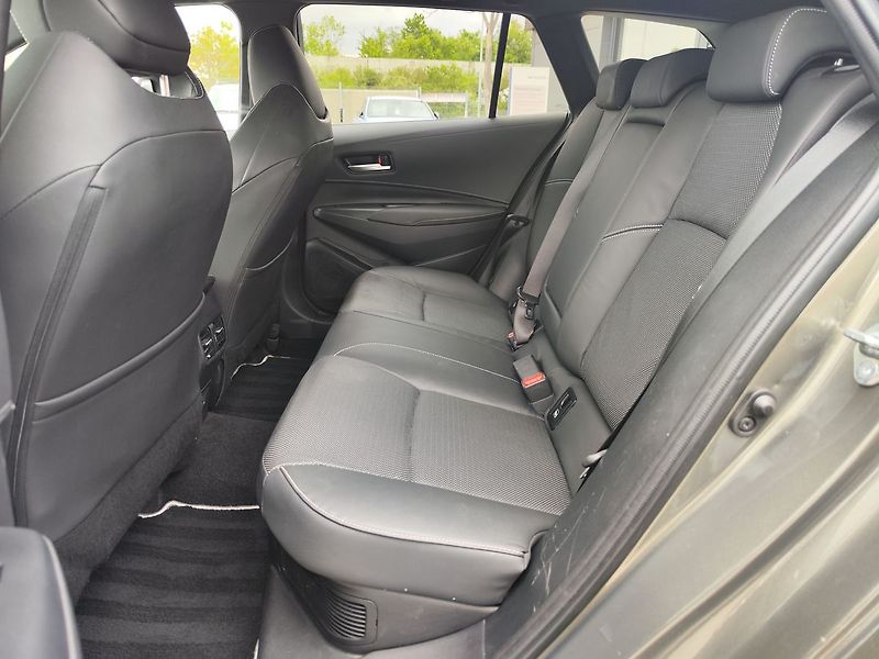 Toyota Corolla 2.0 HEV/144kW Executive e-CVT - fotka 14 z 35
